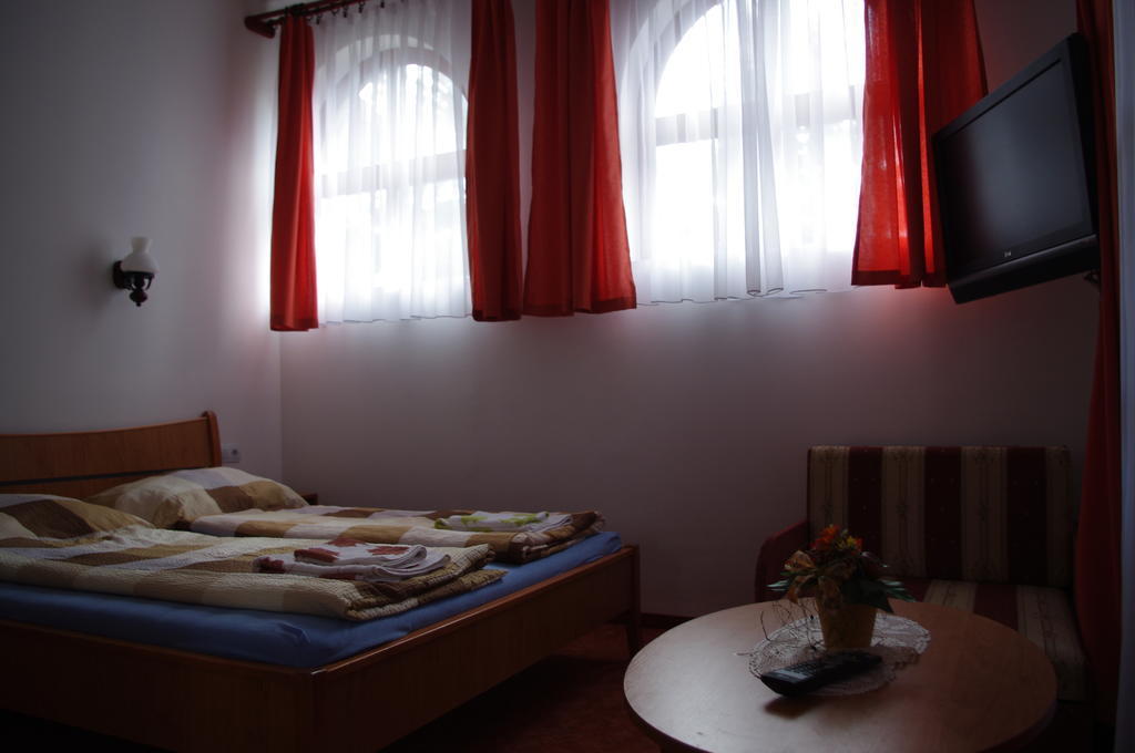Horvath Kert Vendeghaz Hotel Zirc Bilik gambar