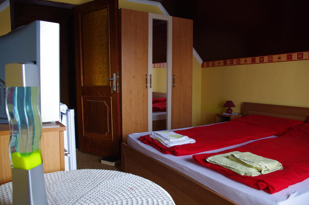 Horvath Kert Vendeghaz Hotel Zirc Luaran gambar