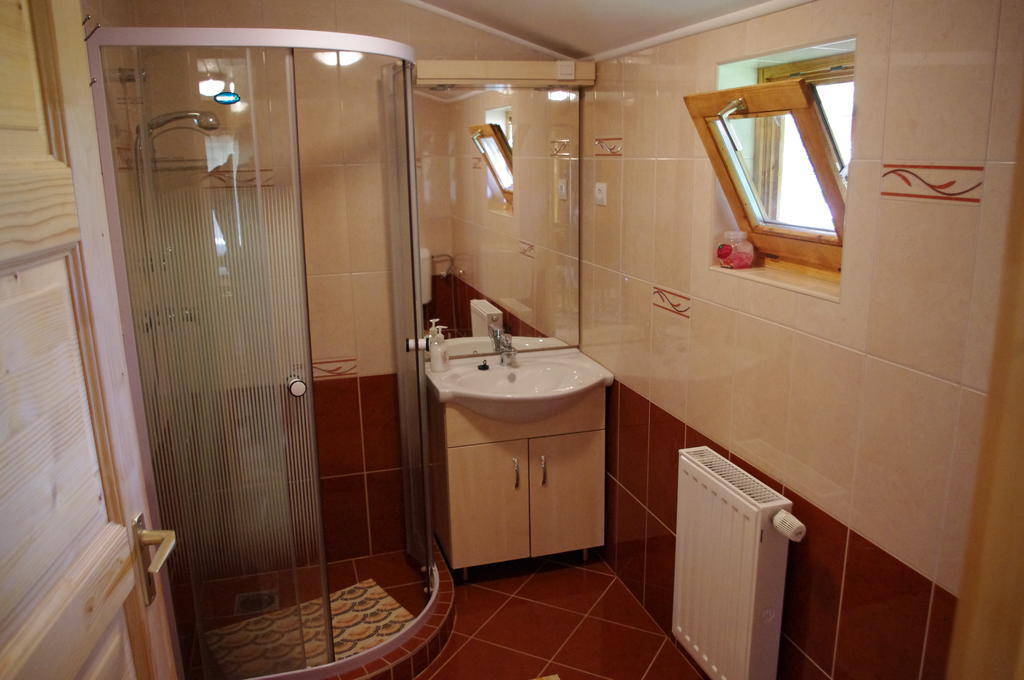 Horvath Kert Vendeghaz Hotel Zirc Bilik gambar